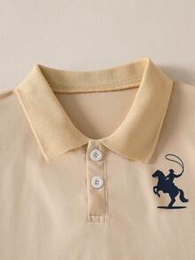 SHEIN 2件組小男孩休閒 Polo 衫套裝，上衣拼色拼接織標設計，褲子錐形腿剪裁，夏秋白色生日花童造型 - 彩色 - 查看 4