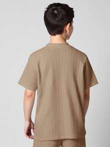 SHEIN Little Byeori 青少年男孩舒適休閒度假風紋理面料領口短袖POLO衫與紋理面料短褲2件套，適合戶外玩樂、街拍、派對、城市漫步 - 駝色 - 查看 4