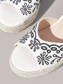 Styleloop Sandalias de plataforma con tacón inclinado para mujer, zapatos de verano de punta abierta para vacaciones, sandalias de tacón grueso de cuerda de cáñamo tejida de estilo bohemio, tiras cruzadas, chanclas de paja trenzada - Blanco + gris - Ver 7