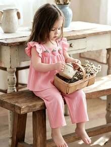 SHEIN Vintaside Kids 女嬰夏季粉色柔軟可愛休閒風草莓圖案方領荷葉袖上衣搭配寬腿長褲2件套，適合日常穿著、冷氣房放鬆、日常玩耍，柔軟可愛女孩套裝 - 粉色 - 查看 4