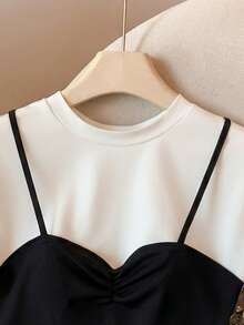 GlowEve 女款夏季吊帶拼接 2 合 1 荷葉邊短袖針織 T-Shirt，黑白對比設計修身短版上衣，休閒日常上衣 - 黑與白 - 查看 5