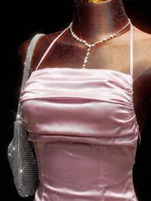 Mistrie Vestido feminino novo, sexy e elegante, com decote halter e costas nuas em tecido brilhante. Saia evasê em tecido brilhante, com barra ampla. Ideal para encontros casuais, festas, casamentos, formaturas, ensaios fotográficos de formatura e diversas ocasiões formais. Um vestido curto e formal perfeito para qualquer ocasião. - Rosa - Ver 5