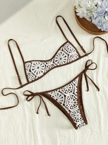 SHEIN Swim Vcay 新款女款優雅波西米亞復古 Y2K 嬉皮度假風三角比基尼套裝 - 2件式泳衣，細肩帶、圓領上衣、側綁下裝、俏皮丁字褲版型、可調式肩帶與對比滾邊飾邊 - 棕色底色配黃白花卉印花 - 平滑彈性快乾面料 - 夏季海灘度假、泳池派對、音樂節、婚禮假期的海灘穿搭 - 棕色 - 查看 6