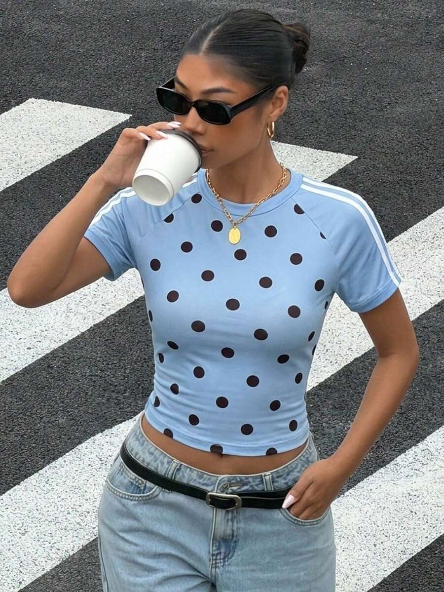 Muchica T-shirt court à manches raglan avec imprimé à pois et bandes de contraste sur les côtés - Bleu ciel - Voir 1
