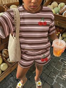 美式復古美拉德棕色與粉色、學院風運動條紋、可愛櫻桃印花、Chill Chill、青少年女孩休閒極簡短袖與短褲兩件套，適合夏季、戶外野餐、出遊、街拍、居家、校園 - 彩色 - 查看 5