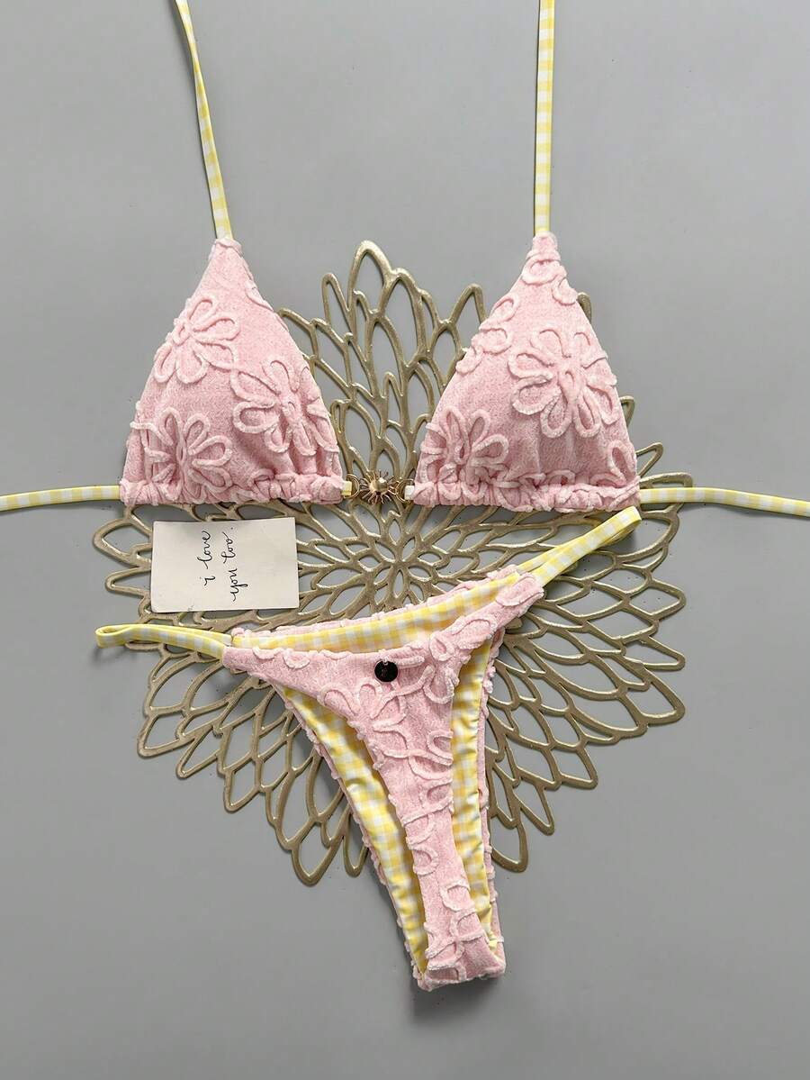 Swim Mod 女款 26 春夏新款 黃色向日葵布料搭配藍色小格紋雙面布料 V 領露背三角比基尼褲子 鉚釘裝飾兩件套 性感甜美海灘度假風 - 粉色 - 查看 1