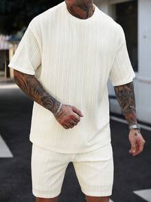 Manfinity CasualCool 男士度假休闲风格，采用INS风春夏橙色毛圈布花卉短袖衬衫和短裤套装，饰以向日葵和雏菊图案，是音乐节、夏威夷海滩度假和日常穿着的完美之选。也是送给男朋友或老公的绝佳礼物。男士短裤套装，男士两件套，男士T恤套装，男士提花针织T恤，简约时尚，适合夏季穿着。 - 杏色 - 查看 5