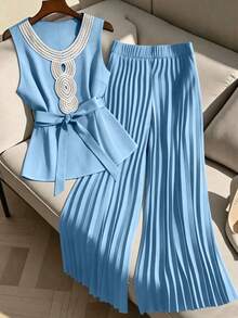 GlowEve CURVE Setelan 2 Potong Wanita Ukuran Besar: Blus Tanpa Lengan dengan Kerah Berkerut dan Celana Lipit - Biru - View 1