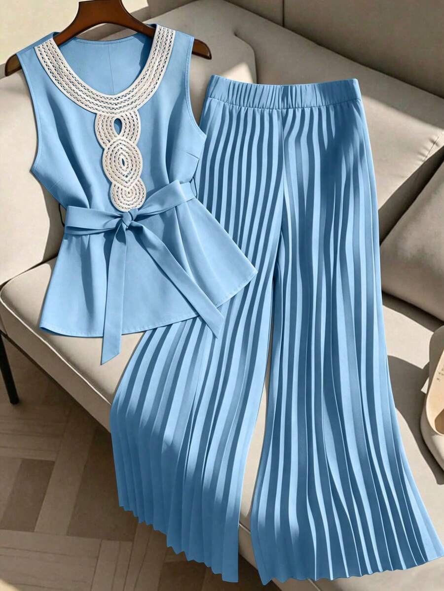 GlowEve CURVE Setelan 2 Potong Wanita Ukuran Besar: Blus Tanpa Lengan dengan Kerah Berkerut dan Celana Lipit - Biru - View 1