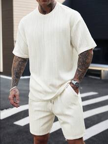 Manfinity CasualCool 男士度假休闲风格，采用INS风春夏橙色毛圈布花卉短袖衬衫和短裤套装，饰以向日葵和雏菊图案，是音乐节、夏威夷海滩度假和日常穿着的完美之选。也是送给男朋友或老公的绝佳礼物。男士短裤套装，男士两件套，男士T恤套装，男士提花针织T恤，简约时尚，适合夏季穿着。 - 杏色 - 查看 4