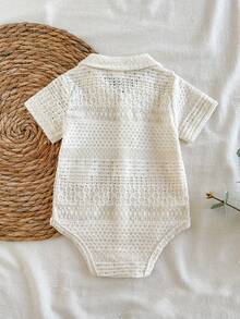 SHEIN Vintaside Kids 男嬰春夏淺米色圓領前開襟長袖連身裙，針織提花網眼面料，設計簡約百搭可愛，前開襟方便穿脫，舒適適合日常室內穿著、休閒穿搭，如洗禮或正式家庭聚會 - 米色 - 查看 2