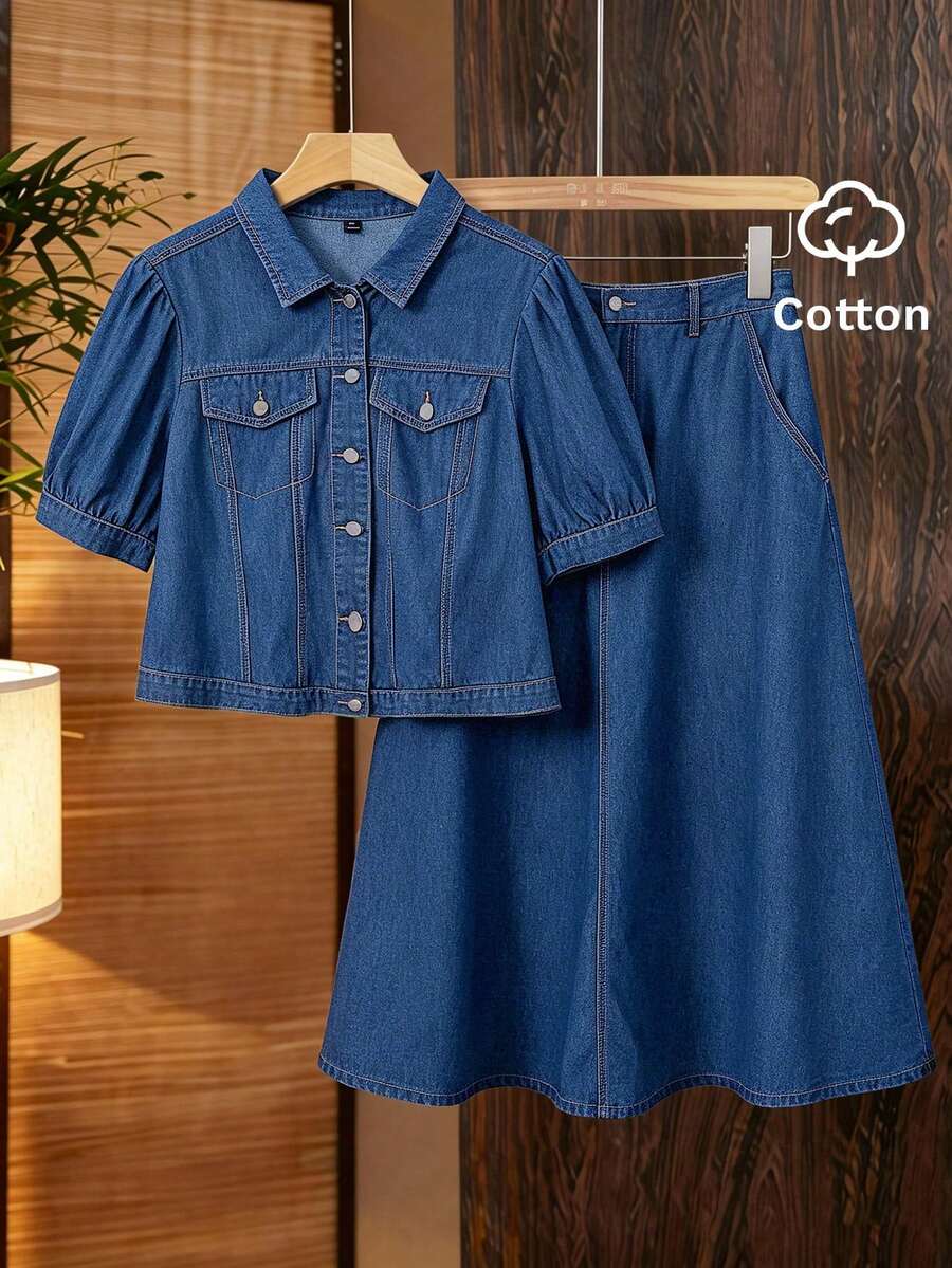 Modelyn 大尺碼夏季休閒襯衫與牛仔裙兩件套 夏季嘉年華服裝 通勤度假畢業典禮時尚 Y2k 可愛街頭風 Coquette 派對婚禮優雅商務休閒女裝 海灘畢業典禮大尺碼牛仔外套 短澎袖鈕扣細節經典風格牛仔單件套裝 女士大尺碼深色牛仔短版外套 短袖領口胸前口袋 日常休閒兩件套牛仔套裝 - 中等水洗藍 - 查看 1