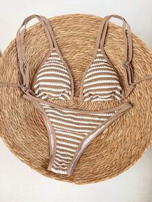 Swim Vcay Bikini Seksi Wanita Musim Semi/Panas 2026, Model Segitiga dengan Leher Halter, Garis-garis Cokelat dengan Liontin Emas, Tali Bahu Tunggal Berongga, Desain Tali Serut Berkerut yang Dapat Diatur, Potongan Tinggi, Gaya Kasual, Cocok untuk Pantai, Tepi Laut, dan Kolam Renang - Coklat - View 2