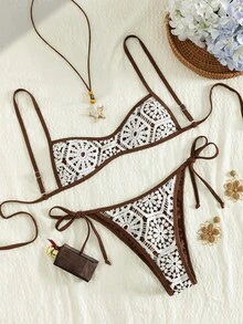 SHEIN Swim Vcay 新款女款優雅波西米亞復古 Y2K 嬉皮度假風三角比基尼套裝 - 2件式泳衣，細肩帶、圓領上衣、側綁下裝、俏皮丁字褲版型、可調式肩帶與對比滾邊飾邊 - 棕色底色配黃白花卉印花 - 平滑彈性快乾面料 - 夏季海灘度假、泳池派對、音樂節、婚禮假期的海灘穿搭 - 棕色 - 查看 4