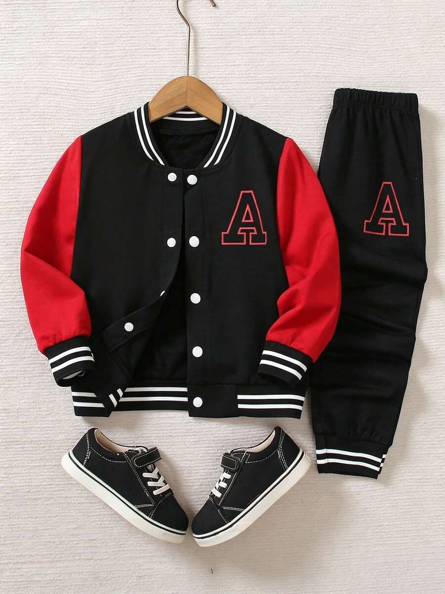 SHEIN Genkimix Kids 2 件套年轻男孩学院风服装，黑色针织毛衣，白色袖子和大号 A 字母印花，搭配同色印花运动裤，衣领、袖口、下摆和裤脚饰有罗纹，松紧腰身，穿着舒适，休闲简约风格，适合春秋季节、日常穿着、运动、上学、旅行 - 黑色 - 查看 1