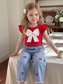 SHEIN 2件組女嬰紅色與白色夏季套裝，可愛2歲生日荷葉袖上衣搭配3D蝴蝶結刺繡牛仔喇叭褲，柔軟針織提花 - 紅色 - 查看 2