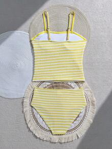 SHEIN Maillot de bain deux pièces pour filles préadolescentes avec débardeur bikini à bretelles, style rétro mignon, coupe ajustée, essentiel pour les vacances de natation d'été, style frais, maillot de bain classique à pois noir et blanc pour enfants, design à bretelles + taille froncée, doux et élégant, photogénique pour les photos de piscine, convient pour les voyages de vacances, les fêtes de piscine, les photos de natation à la plage - Multicolore - Voir 2