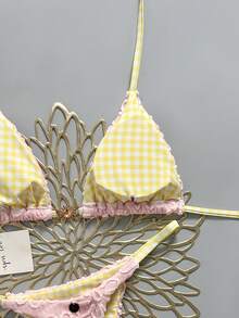 Swim Mod 女款 26 春夏新款 黃色向日葵布料搭配藍色小格紋雙面布料 V 領露背三角比基尼褲子 鉚釘裝飾兩件套 性感甜美海灘度假風 - 粉色 - 查看 6