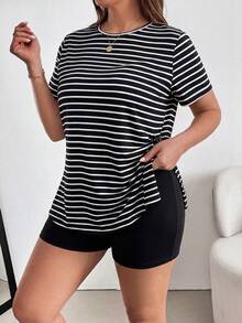 SHEIN Essnce 大尺碼女款春夏時尚休閒寬鬆彈性舒適日常基本百搭顯瘦條紋短袖T恤與黑色機車短褲兩件套，街頭穿搭，機場穿搭，簡約風格，歐洲夏季，黑白套裝 - 黑與白 - 查看 5