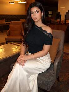 Modelyn 夏季優雅蕾絲拼接不對稱領口上衣 - 黑色 - 查看 8