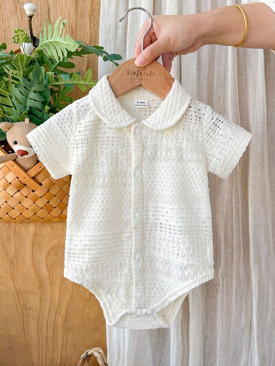 SHEIN Vintaside Kids 男嬰春夏淺米色圓領前開襟長袖連身裙,針織提花網眼面料,設計簡約百搭可愛,前開襟方便穿脫,舒適適合日常室內穿著、休閒穿搭,如洗禮或正式家庭聚會 - 米色 - 查看 1
