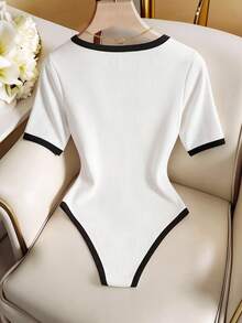 SHEIN PETITE Modischer klassischer Schwarz-Weiß-Kontrast V-Ausschnitt Kurzarm Bodysuit, für zierliche Frauen - Weiss - Übersicht 2