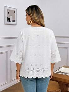 SHEIN LUNE Blusa plus size casual de cor sólida com bordado vazado, ideal para a temporada de verão, casamentos e praia. - Branco - Ver 3