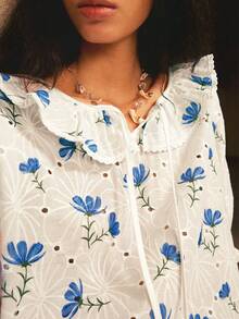 Écloséra Top Feminina Vintage Francesa Cottagecore Boho para Piquenique com Bordado de Olhal Floral, Manga Curta, Amarração, Verão, Branca com Estampa Floral, Brunch e Férias - Branco - Visão 7