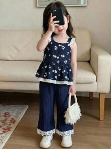 SHEIN Playful Pals 嬰兒與幼兒森系溫柔深藍底白色小碎花棉混紡親膚柔軟細緻質感蕾絲飾邊方領無袖收腰荷葉邊上衣高腰寬鬆蕾絲喇叭長褲兩件套女童春夏季休閒日常出遊套裝 - 寶藍色 - 查看 5
