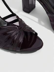 CUCCOO SZL Sapatos Femininos Novos Modelos de Primavera e Verão, Sandálias de Couro Envernizado Vermelho com Bico Aberto e Salto Grosso, Design Versátil com Tira em T e Tira Traseira, para Uso Diário em Deslocamentos, Encontros, Festas e Casamentos, Sapatos Femininos de Salto Alto Essenciais - Marrom escuro - Visão 5