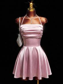 Mistrie Vestido feminino novo, sexy e elegante, com decote halter e costas nuas em tecido brilhante. Saia evasê em tecido brilhante, com barra ampla. Ideal para encontros casuais, festas, casamentos, formaturas, ensaios fotográficos de formatura e diversas ocasiões formais. Um vestido curto e formal perfeito para qualquer ocasião. - Rosa - Ver 3