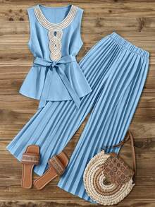 GlowEve CURVE Setelan 2 Potong Wanita Ukuran Besar: Blus Tanpa Lengan dengan Kerah Berkerut dan Celana Lipit - Biru - View 8