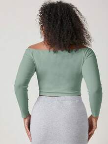 SHEIN BASICS 大尺碼女款素色露肩長袖短版休閒T恤 - 綠色 - 查看 2
