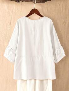 SHEIN LUNE CURVE 大尺碼女款春夏季圓領荷葉邊飾休閒七分袖襯衫，寬鬆舒適天然仿亞麻柔軟質感木鈕扣裝飾，百搭西式鄉村度假上衣 - 白色 - 查看 2