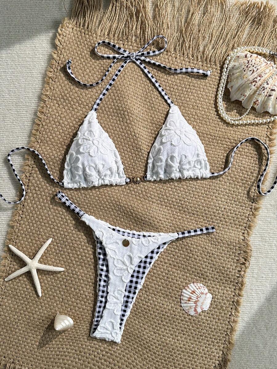 Swim Mod 女款 26 春夏新款黃色向日葵布料搭配藍色小格紋雙面布料 V 領露背三角比基尼套裝,性感鉚釘褲,2 件式甜美海灘度假裝 - 白色 - 查看 1