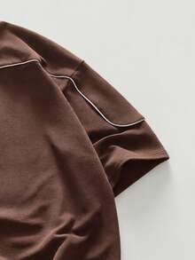 ROMWE MEN Kaos Lengan Pendek Pria Motif Huruf dan Kupu-kupu Kasual Serbaguna untuk Perjalanan Sehari-hari - Coklat - View 4