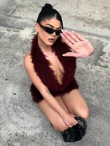 Dayanna Comas Y2K Amplova 酒紅色毛絨掛脖性感連身衣 派對穿搭 波爾多紅連身衣 紅色連身衣 人造毛皮女款連身衣 夏季 - 酒紅色 - 查看 1