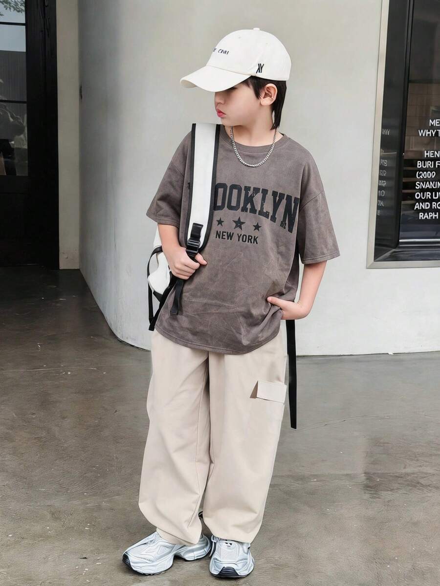 Tween Boys Simple Small Letter Clash Texture Dark Gray Short Sleeve T-Shirt And Milky White Cargo Pants Set Casual College Comfortable Fashionable Simple Practical Versatile Soft Fabric Suitable For Daily Use Suitable For School Suitable For Travel Suitable For Outdoor Sports Suitable For Spring, Summer, Autumn And Winter Seasons