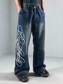 ROMWE MEN Jeans de mezclilla con bordado de eslogan para hombres, adecuados para uso diario en primavera y verano - Azul - Ver 1
