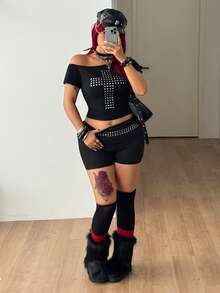 Coolane 夏季女款大尺碼街頭風 Grunge 哥德復古 Y2K 龐克風 黑色不對稱領貼身短袖 T恤，飾有孔眼與金屬環扣 - 黑色 - 查看 3
