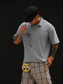 DAZY 夏季圖案印花灰色短袖街頭風男士 Polo 衫 - 灰色 - 查看 5