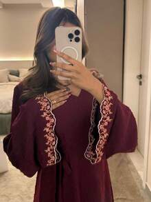 Yasmyna 女士刺绣袖口V领系腰优雅阿拉伯风格连衣裙 - 酒紅色 - 查看 1