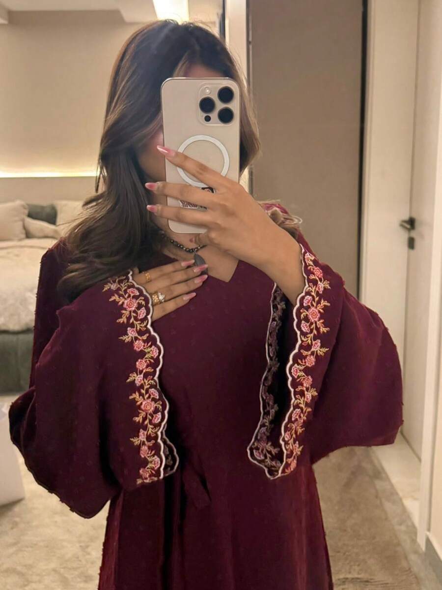 Yasmyna 女士刺绣袖口V领系腰优雅阿拉伯风格连衣裙 - 酒紅色 - 查看 1