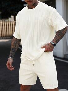 Manfinity CasualCool 男士度假休闲风格，采用INS风春夏橙色毛圈布花卉短袖衬衫和短裤套装，饰以向日葵和雏菊图案，是音乐节、夏威夷海滩度假和日常穿着的完美之选。也是送给男朋友或老公的绝佳礼物。男士短裤套装，男士两件套，男士T恤套装，男士提花针织T恤，简约时尚，适合夏季穿着。 - 杏色 - 查看 6