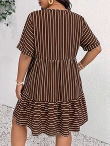 SHEIN Frenchy 大尺碼女款條紋V領蝙蝠袖短袖荷葉邊下擺休閒洋裝 - 棕色 - 查看 3