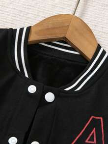 SHEIN Genkimix Kids 2 件套年轻男孩学院风服装，黑色针织毛衣，白色袖子和大号 A 字母印花，搭配同色印花运动裤，衣领、袖口、下摆和裤脚饰有罗纹，松紧腰身，穿着舒适，休闲简约风格，适合春秋季节、日常穿着、运动、上学、旅行 - 黑色 - 查看 4