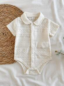 SHEIN Vintaside Kids 男嬰春夏淺米色圓領前開襟長袖連身裙，針織提花網眼面料，設計簡約百搭可愛，前開襟方便穿脫，舒適適合日常室內穿著、休閒穿搭，如洗禮或正式家庭聚會 - 米色 - 查看 5