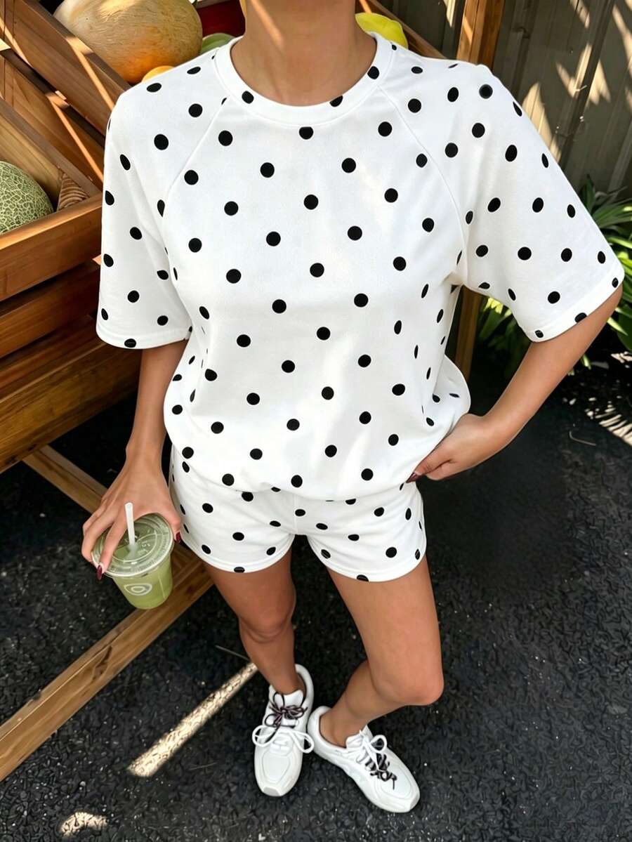 SHEIN 青少年女孩 T-Shirt 套裝,運動風粉色與深綠色拼接短袖 T-Shirt 與短褲套裝,夏季寬鬆貼身設計,輕量面料,適合日常外出、休閒運動或造型穿搭 - 白色 - 查看 1