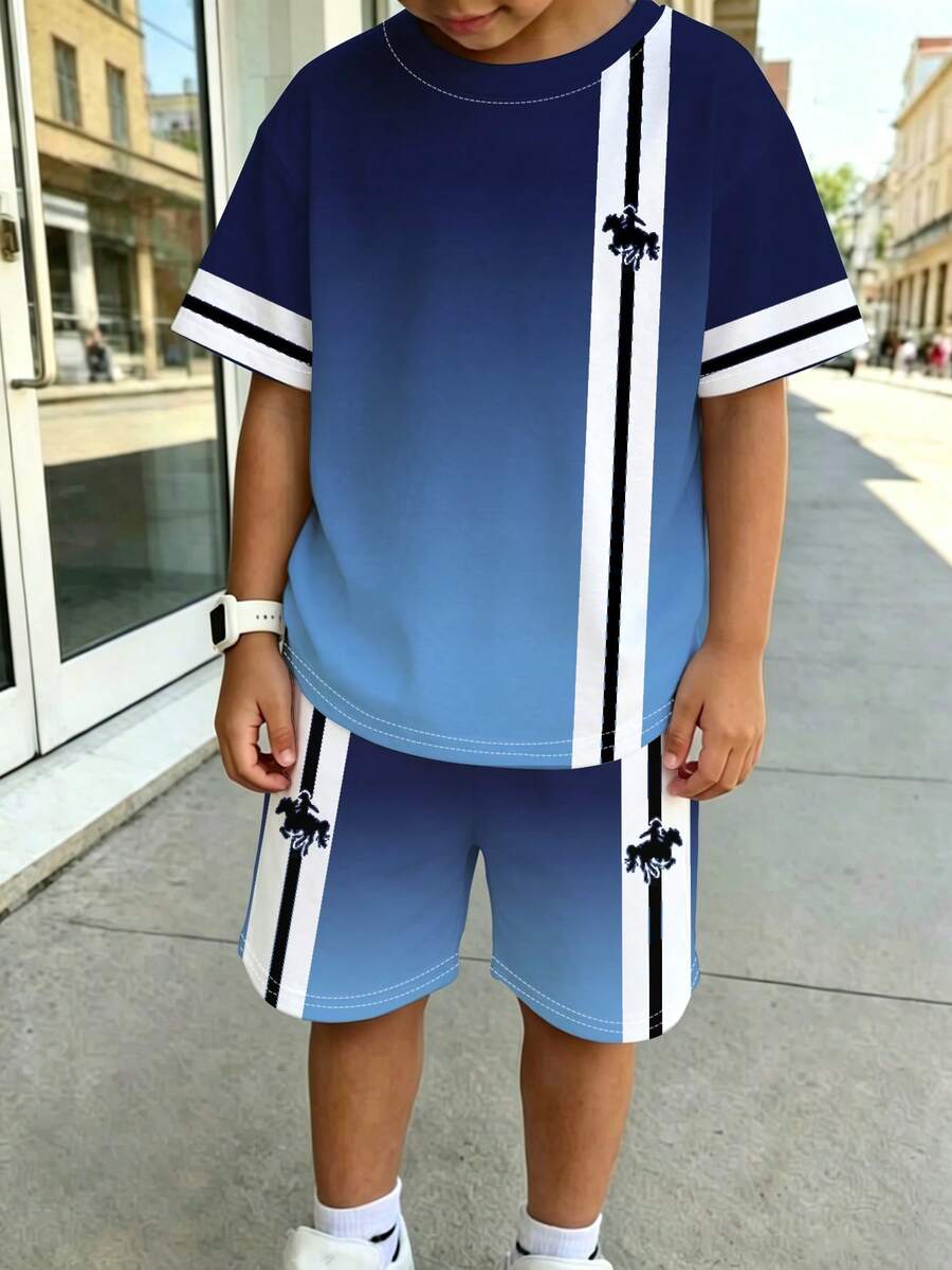 1套新款夏季青少年男孩兩件式套裝,藍色漸層搭配黑白條紋,印有戰馬圖案設計,時尚風格。清新配色展現活力,休閒運動風,適合學校、外出、校園活動,夏季百搭之選。 - 彩色 - 查看 1