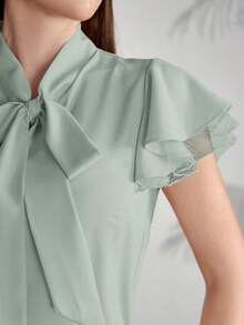 Modelyn Blus Wanita Warna Polos Kerah Ruffle Lengan Pendek Elegan untuk Bisnis Kasual Kantor Warna Hijau Sage Musim Panas - Hijau - View 5